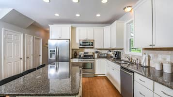 House, 4 Bedrooms, Fireplace | Private kitchen | Fridge, microwave, oven, stovetop