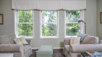 Casa, 4 habitaciones, chimenea | Área de sala de estar | Televisión de pantalla plana y chimenea