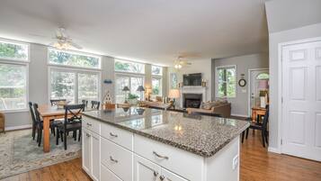 House, 4 Bedrooms, Fireplace | Private kitchen | Fridge, microwave, oven, stovetop