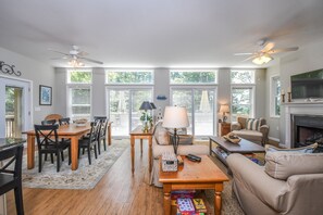 Ferienhaus, 4 Schlafzimmer, Kamin | Wohnbereich | Flachbildfernseher, Kamin