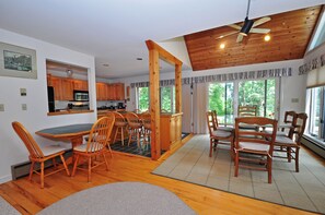 House, Multiple Beds, Kitchen | Private kitchen | Fridge, microwave, oven, stovetop - Sunrise 4 Bedroom House (Oakland)