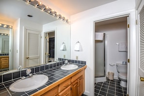 House, Multiple Beds, Kitchen | Bathroom