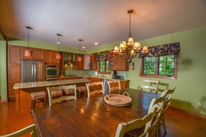 Maison, Plusieurs lits, baignoire à remous | Cuisine privée | Réfrigérateur, four à micro-ondes, un four, surface de cuisson