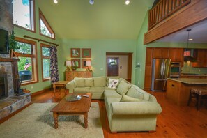 TV, fireplace, DVD player - Mountainlair 5 Bedroom House (McHenry)