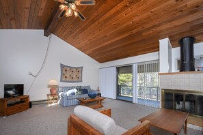 House, Multiple Beds, Fireplace | Living room | TV, fireplace - Four Hooppole South Condo B7 2 Bedroom Townhome (Oakland)