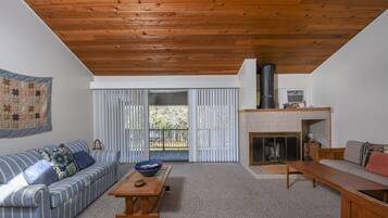 House, Multiple Beds, Fireplace | Living room | TV, fireplace