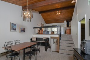 House, Multiple Beds, Fireplace | Private kitchen | Fridge, microwave, oven, stovetop - Four Hooppole South Condo B7 2 Bedroom Townhome (Oakland)