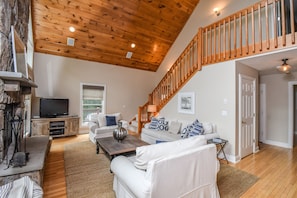 House, Multiple Beds, Hot Tub | Living room