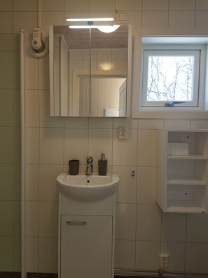 Cabin, Non Smoking | Bathroom | Shower, hair dryer, towels - Senja Arctic Lodge AS (Senja)