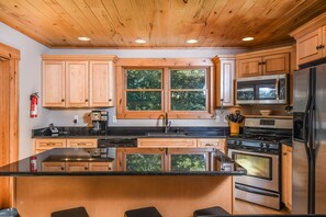 Maison, plusieurs lits, bain à remous | Cuisine privée | Réfrigérateur, micro-ondes, four, plaque de cuisson