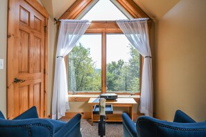 House, Multiple Beds, Hot Tub | Living room