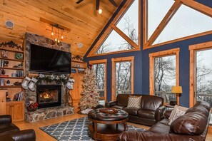 獨棟房屋, 多張床, 熱水浴缸 | 客廳 | 電視、壁爐