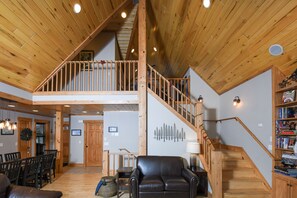 獨棟房屋, 多張床, 熱水浴缸 | 客廳 | 電視、壁爐