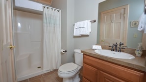 House, Multiple Beds, Hot Tub | Bathroom | Towels