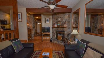 Nhà, nhiều giường, lò sưởi | Phòng khách | TV, lò sưởi, đầu đĩa DVD
