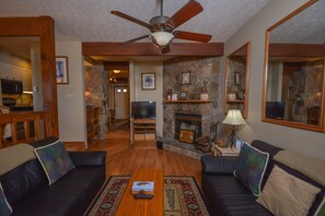 Nhà, nhiều giường, lò sưởi | Phòng khách | TV, lò sưởi, đầu đĩa DVD 