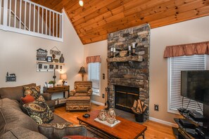 Casa, varias camas, hidromasaje | Sala de estar | Televisión y chimenea 