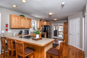 Casa, 3 quartos, lareira | Cozinha privada | Geladeira, micro-ondas, fogão, cooktop
