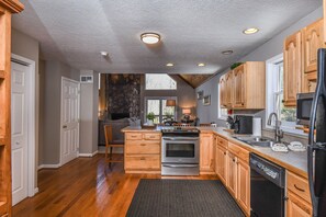 House, 3 Bedrooms, Fireplace | Private kitchen