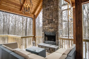 Living room - Mountain Crest Villa 5 Bedroom House (McHenry)