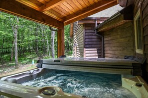 Outdoor spa tub - Mountain Crest Villa 5 Bedroom House (McHenry)