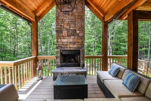 Balcony - Mountain Crest Villa 5 Bedroom House (McHenry)