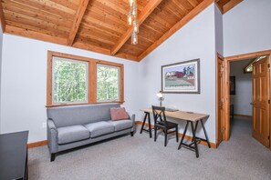 TV, fireplace, DVD player - Mountain Crest Villa 5 Bedroom House (McHenry)