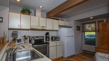 House, Multiple Beds, Hot Tub | Private kitchen | Fridge, microwave, oven, stovetop