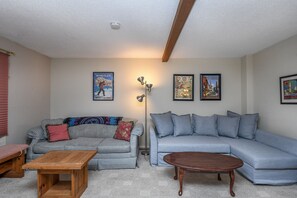 House, Multiple Beds, Hot Tub | Living room