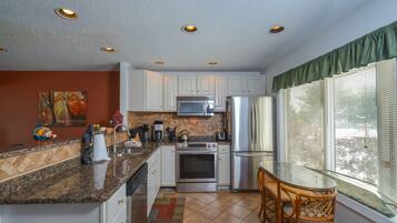 House, Multiple Beds, Balcony | Private kitchen | Fridge, microwave, oven, stovetop