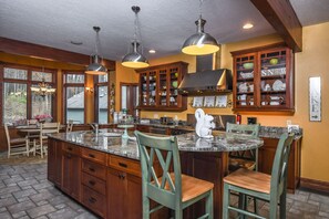 Casa, varias camas, hidromasaje | Cocina privada | Refrigerador, microondas, horno y parrilla de estufa
