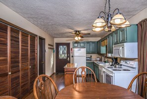 Maison, plusieurs lits, cheminée | Cuisine privée