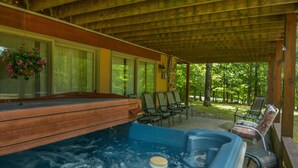 Outdoor spa tub - Timberwolf 5 Bedroom House (Swanton)