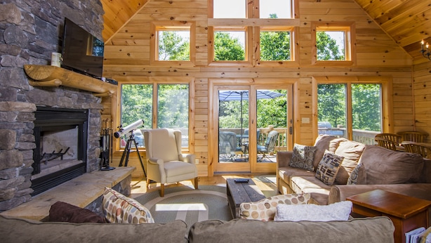 Ferienhaus, Mehrere Betten, Whirlpool | Wohnzimmer | Flachbildfernseher, Kamin
