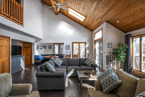 Fernseher, Kamin, DVD-Player