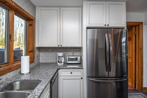 Maison, plusieurs lits, bain à remous | Cuisine privée | Réfrigérateur, micro-ondes, four, plaque de cuisson