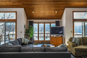 TV, fireplace, DVD player - Solar Delight 5 Bedroom House (McHenry)