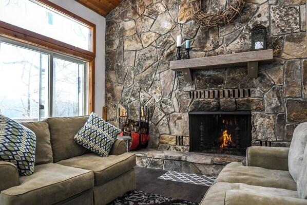 TV, fireplace, DVD player - Solar Delight 5 Bedroom House (McHenry)