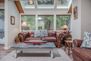 ทีวี, เตาผิง, เคร ื่องเล่นดีวีดี