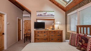 House, Multiple Beds, Fireplace | 3 bedrooms, free WiFi - Arrowhead Village 3 Bedroom Townhome #15 (Oakland)