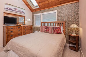 House, Multiple Beds, Fireplace | 3 bedrooms, free WiFi - Arrowhead Village 3 Bedroom Townhome #15 (Oakland)