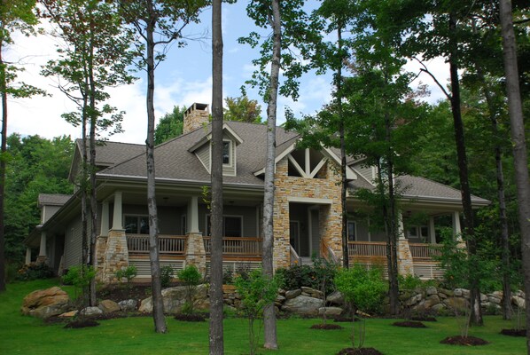 Exterior - Stone Mountain Vista 5 Bedroom House (McHenry)