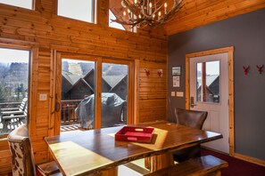 House, 5 Bedrooms, Fireplace | In-room dining