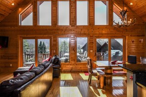 Talo, 5 makuuhuonetta, takka | Oleskelualue | Takka