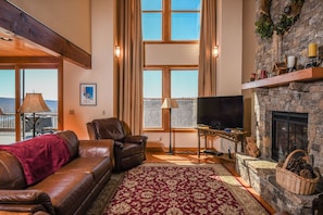 TV, fireplace - Hawk Mountain 5 Bedroom House (McHenry)