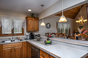 Huis, meerdere bedden, hot tub | Privékeuken | Een koelkast, een magnetron, een oven, een kookplaat