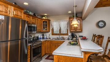 House, Multiple Beds, Hot Tub | Private kitchen | Fridge, microwave, oven, stovetop