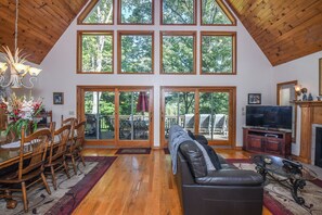 Huis, meerdere bedden, hot tub | Woonkamer | Een televisie, een open haard en een dvd-speler