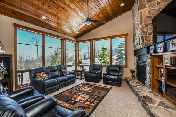 House, Multiple Beds, Hot Tub | Living room