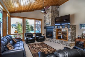 House, Multiple Beds, Hot Tub | Living room